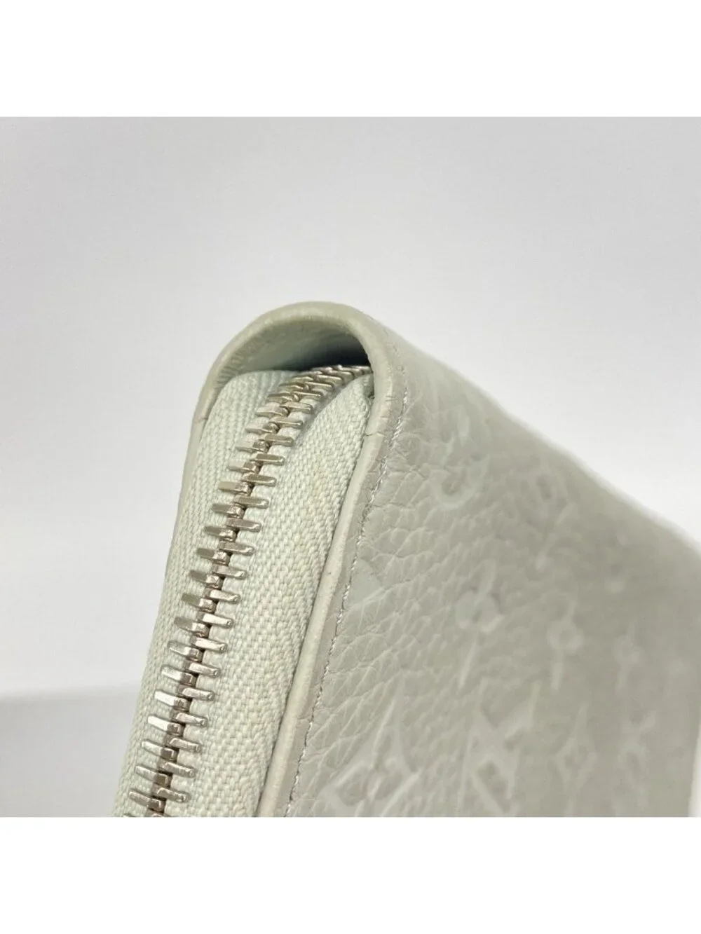 Louis Vuitton Wallet Taurillon Zippy Vertical Mineral Gray